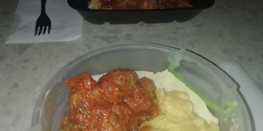 Cucinare in Camper – Polpette di maiale e asparagi al sugo con polenta